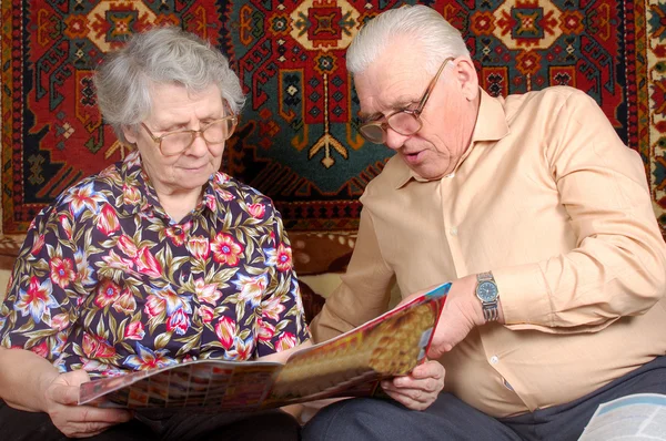 Seniorenpaar liest die Nachrichten — Stockfoto
