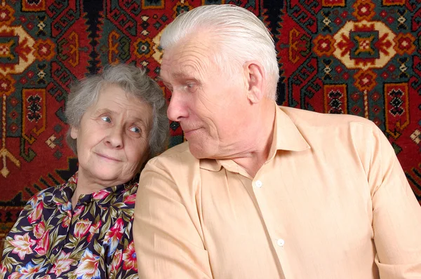 Casal de 70 anos sorrindo em casa — Fotografia de Stock