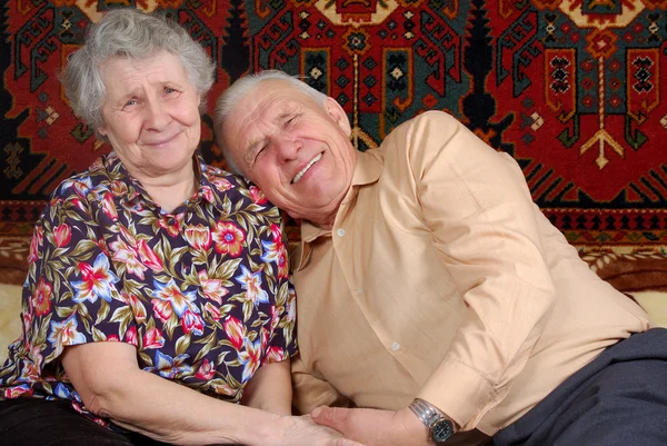 Viejo hombre inclinar la cabeza en su esposa hombro —  Fotos de Stock