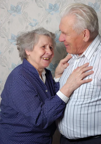 Heureux vieux couple rire — Photo