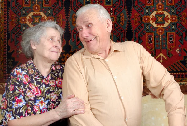 Setenta años pareja sonriendo en casa —  Fotos de Stock