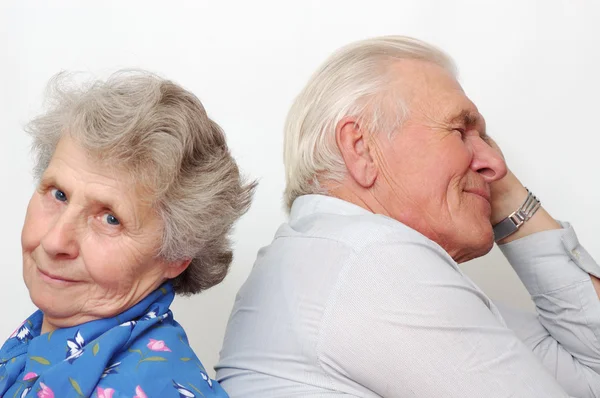 Altes glückliches Paar sitzt Rücken an Rücken — Stockfoto