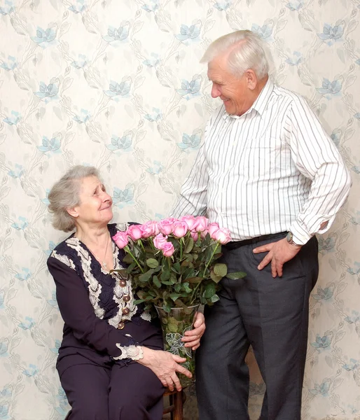 Szczęśliwa para stary i wielki bukiet róż różowy — Zdjęcie stockowe