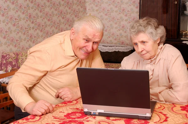 積極的に関心を持つラップトップに老夫婦を見てください。 — ストック写真