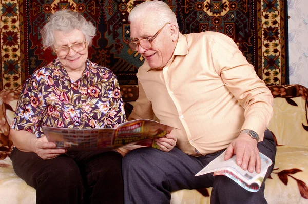 Старшая пара прочитала новости — стоковое фото