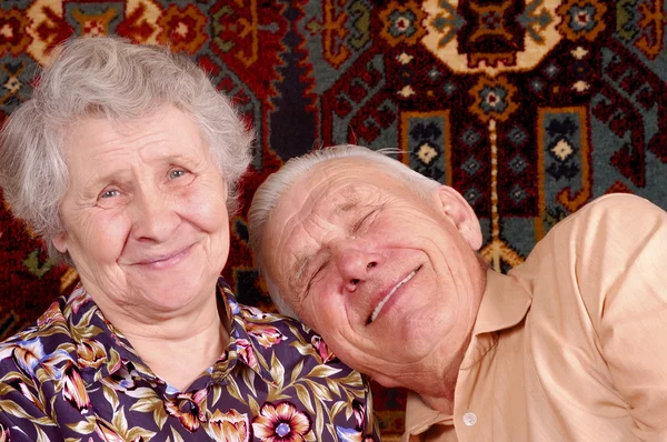 Viejo hombre inclinar la cabeza en su esposa hombro — Foto de Stock