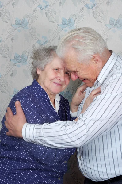 Feliz pareja de ancianos abrazarse — Foto de Stock