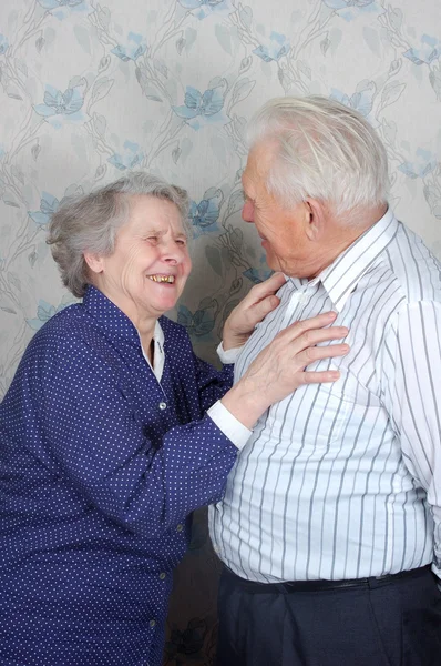 Szczęśliwa para stara się śmiać — Zdjęcie stockowe