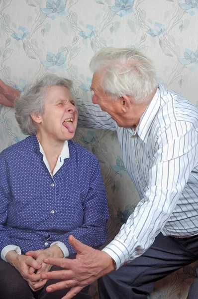 Seniorenpaar spielt den Narren — Stockfoto