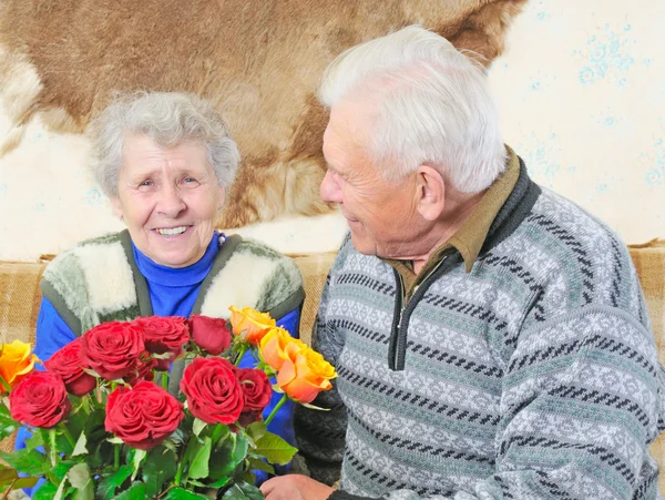 Old woman with roses — Stock Photo, Image