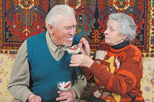 Vieja mujer alimentar viejo hombre — Foto de Stock