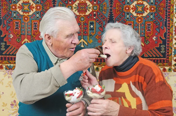 Viejo hombre cuchara-alimentar a anciana —  Fotos de Stock