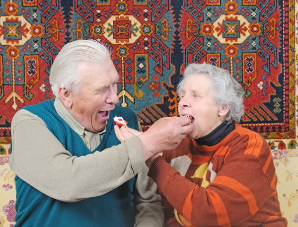 Ηλικιωμένος άνδρας και ηλικιωμένη γυναίκα — Φωτογραφία Αρχείου