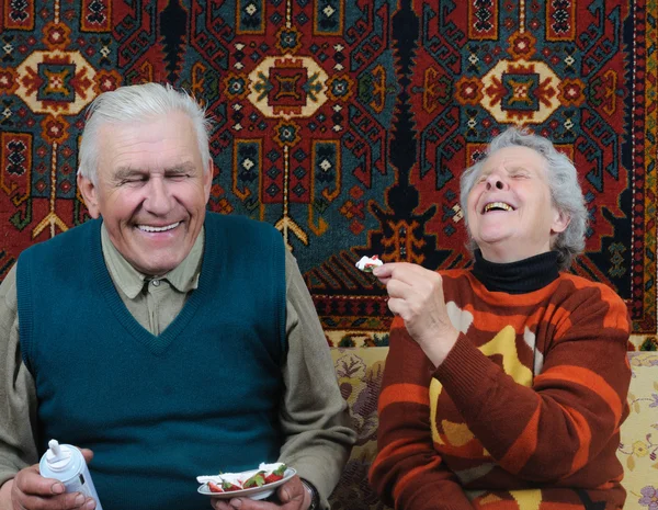 Due anziani sorridenti — Foto Stock