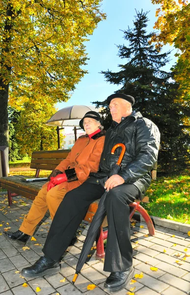 Deux vieux peple assis sur le banc — Photo