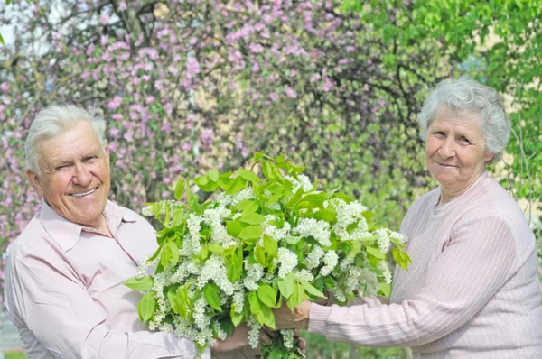 Geluk paar met boeket bloem — Stockfoto