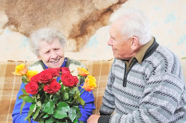 Stará žena s růží — Stock fotografie