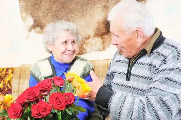 Oudere man met oudere vrouw — Stockfoto