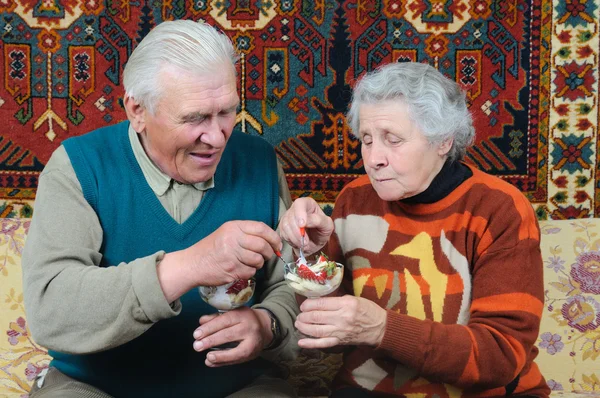 Esposa e marido comem sobremesa — Fotografia de Stock