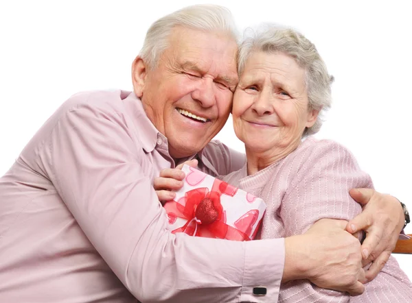 Sorrindo casal de idosos e caixa com presente — Fotografia de Stock