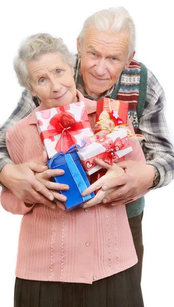 Oude paar en vakken met geschenken — Stockfoto