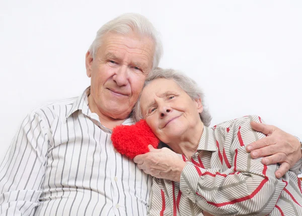 Glad gammal par med rött hjärta — Stockfoto