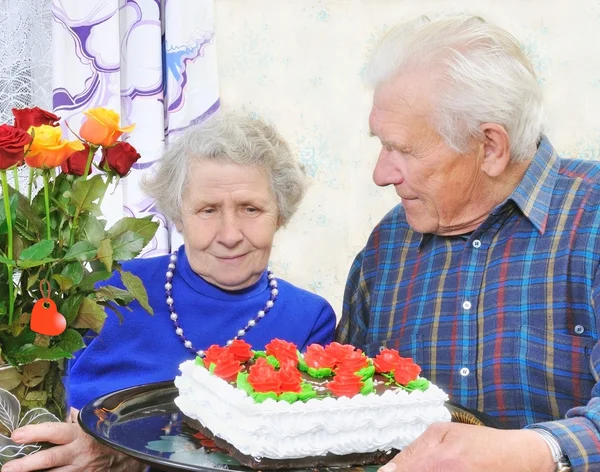 Lezzetli büyük pasta ile yaşlı çift — Stok fotoğraf