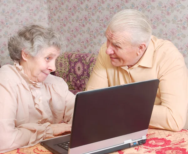 Par sitta ar den bärbara datorn och diskutera — Stockfoto