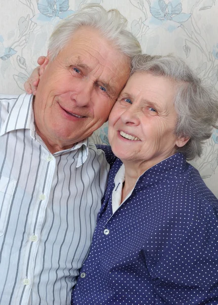 Happy old couple laugh until one cries — Stockfoto