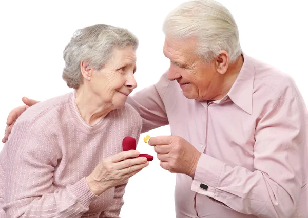 Gelukkig oude paar met hart-vormige verlovingsring — Stockfoto