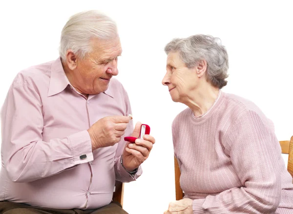 Glückliches altes Paar mit herzförmigem Verlobungsring — Stockfoto