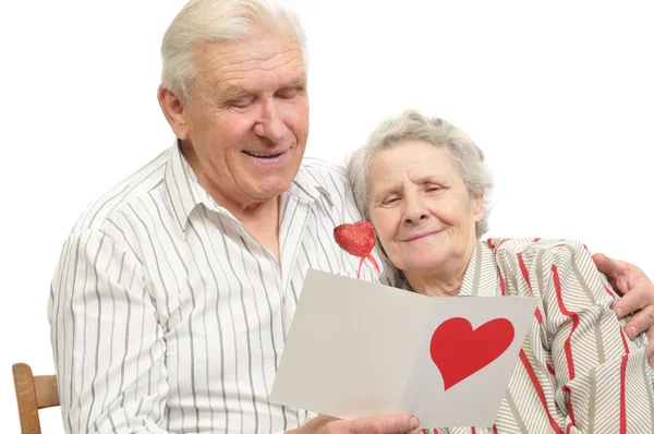 Счастливая пожилая пара с открыткой — стоковое фото
