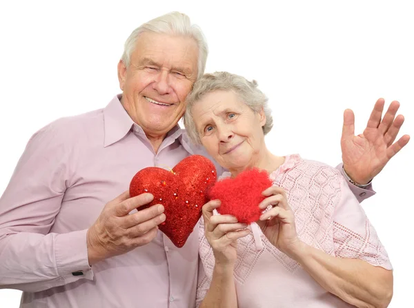 Счастливая пожилая пара с красными сердцами — стоковое фото