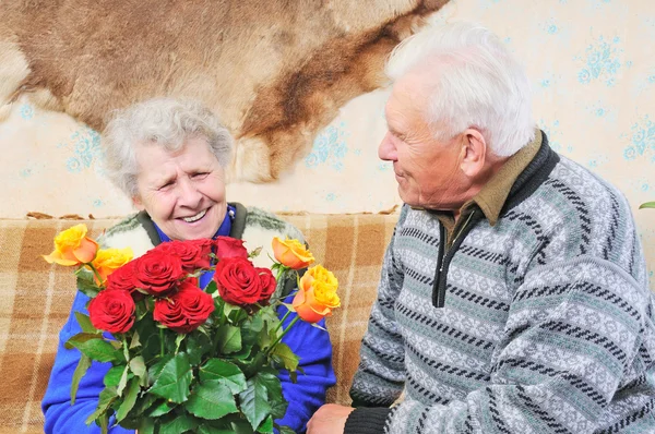 Mulher velha com rosas — Fotografia de Stock