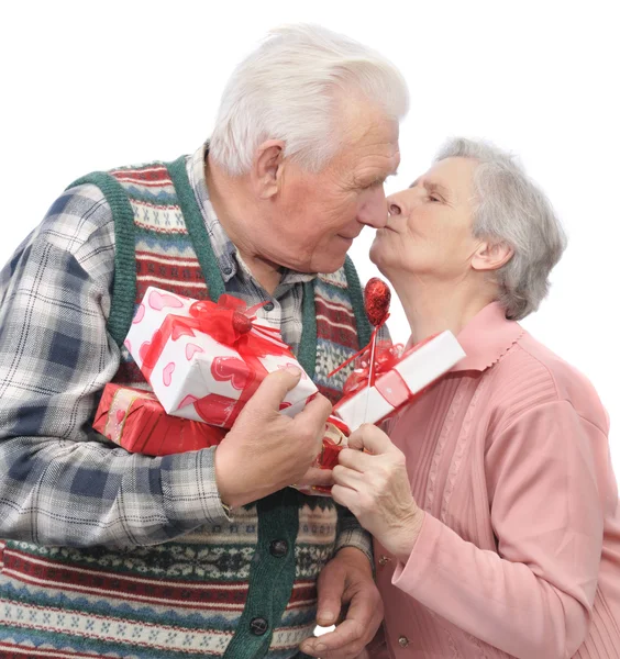 年配の男性は、贈り物を与える年配の女性 — ストック写真