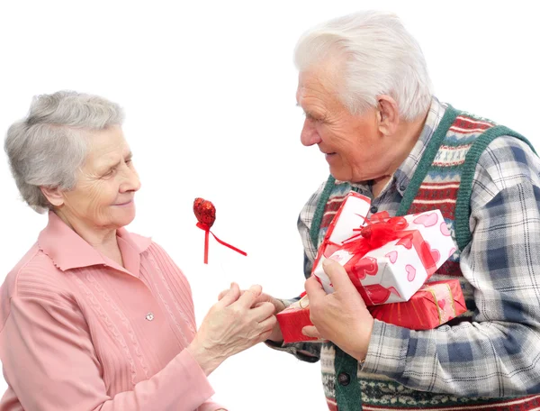 Старшие мужчины дарят подарки старшим женщинам — стоковое фото