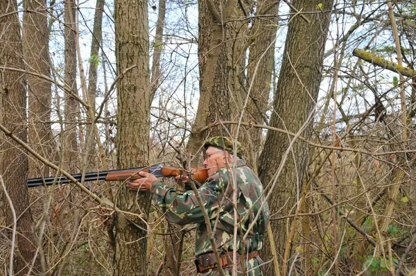 Man aiming for shot — Stock Photo, Image