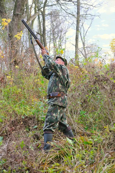 Hunter prepare-se para atirar — Fotografia de Stock