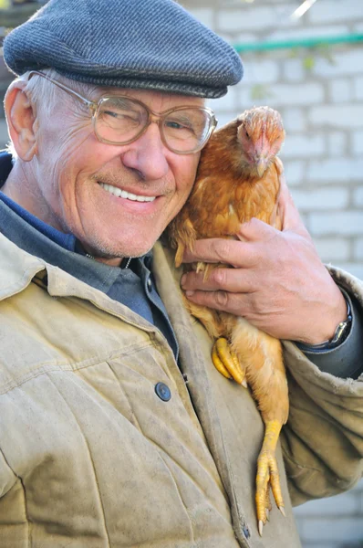 Großvater mit Huhn — Stockfoto