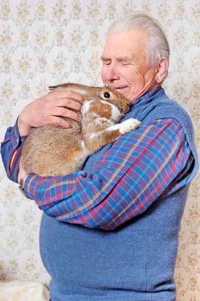 Oudere man met konijn — Stockfoto