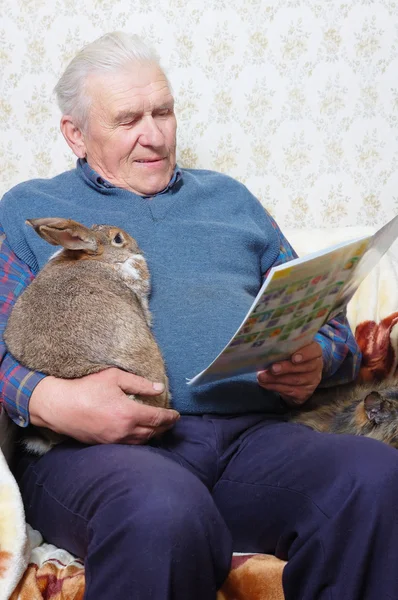 ウサギのいる男 — ストック写真