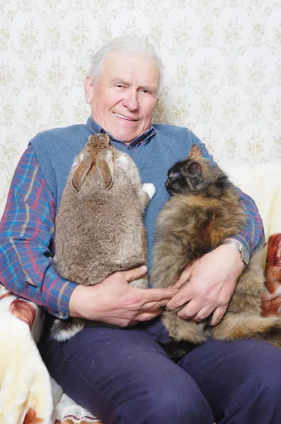 Velho homem segurar animal — Fotografia de Stock