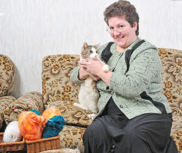 Kadını tutun el kedi — Stok fotoğraf