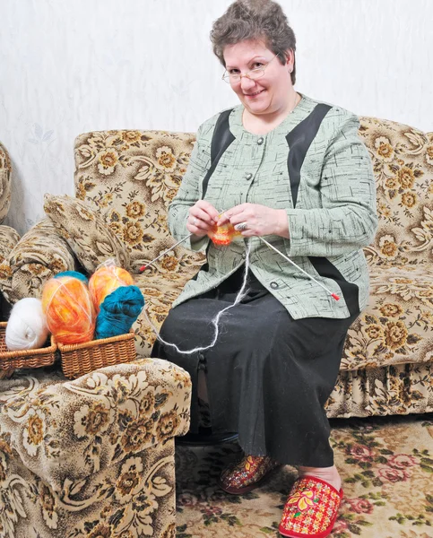缝纫的女人 — 图库照片