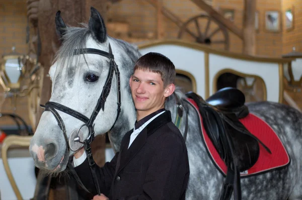 Jonge renner met race-paard — Stockfoto