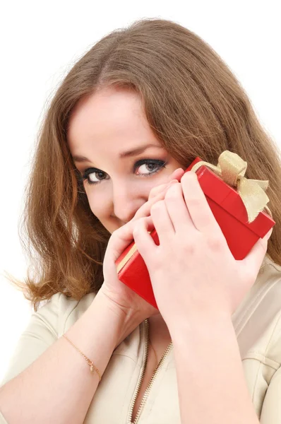 Счастливая девушка с красной коробкой — стоковое фото