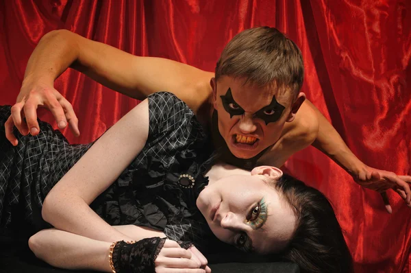 Vampiro y mujer pálida —  Fotos de Stock