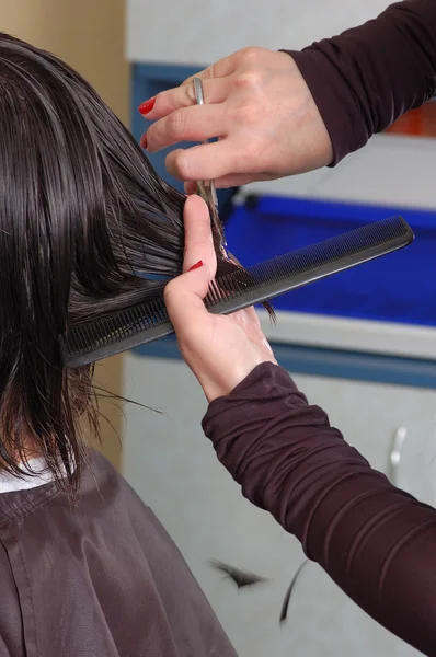 Barbieri mani cuting capelli neri — Foto Stock