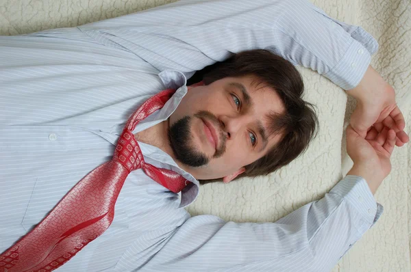 Man lies on a sofa and reflects — Stock Photo, Image