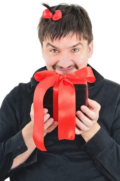 Lustiger Mann mit Geschenk in der Hand — Stockfoto
